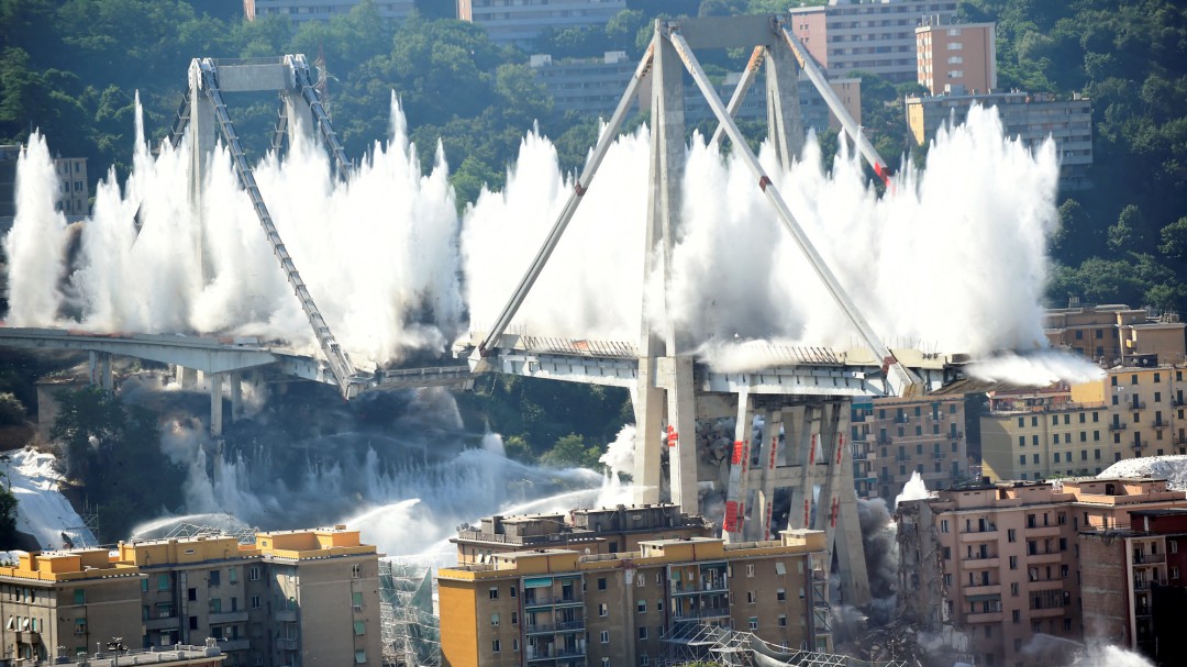 Una cadena de explosiones controladas destruye el puente Morandi de Génova