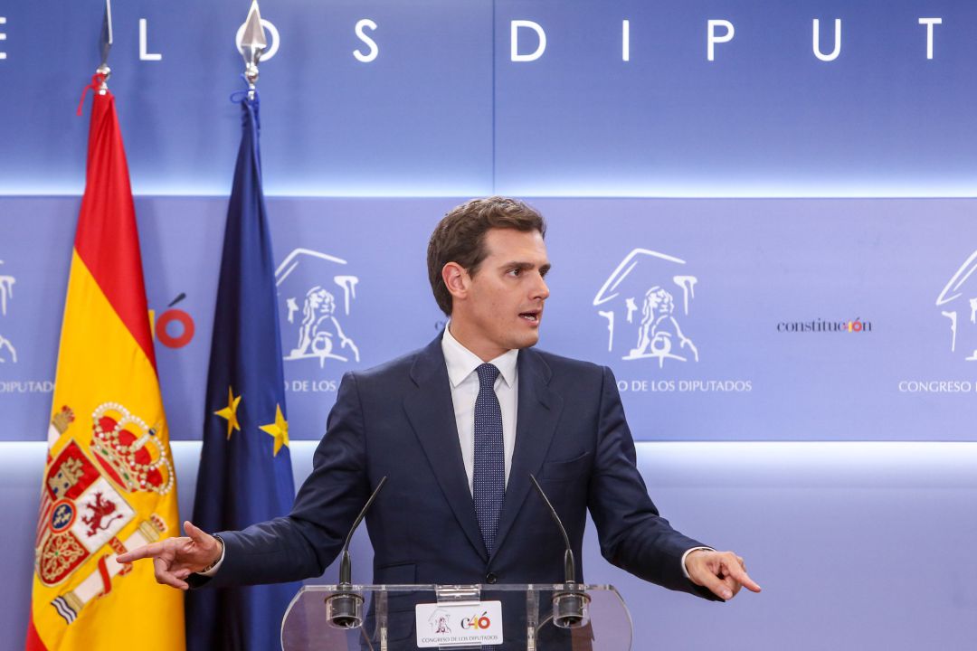El presidente de Ciudadanos, Albert Rivera, ofrece una rueda de prensa en el Congreso tras su consulta con el Rey. El presidente de Ciudadanos, Albert Rivera, ofrece una rueda de prensa en el Congreso tras su consulta con el Rey.