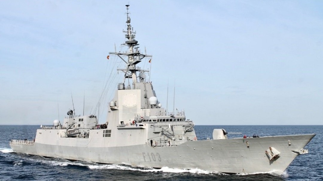 La fragata "Blas de Lezo" recala en el puerto de Santander