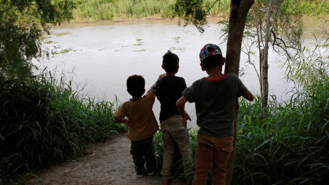 Cada día muere un niño intentando cruzar una frontera