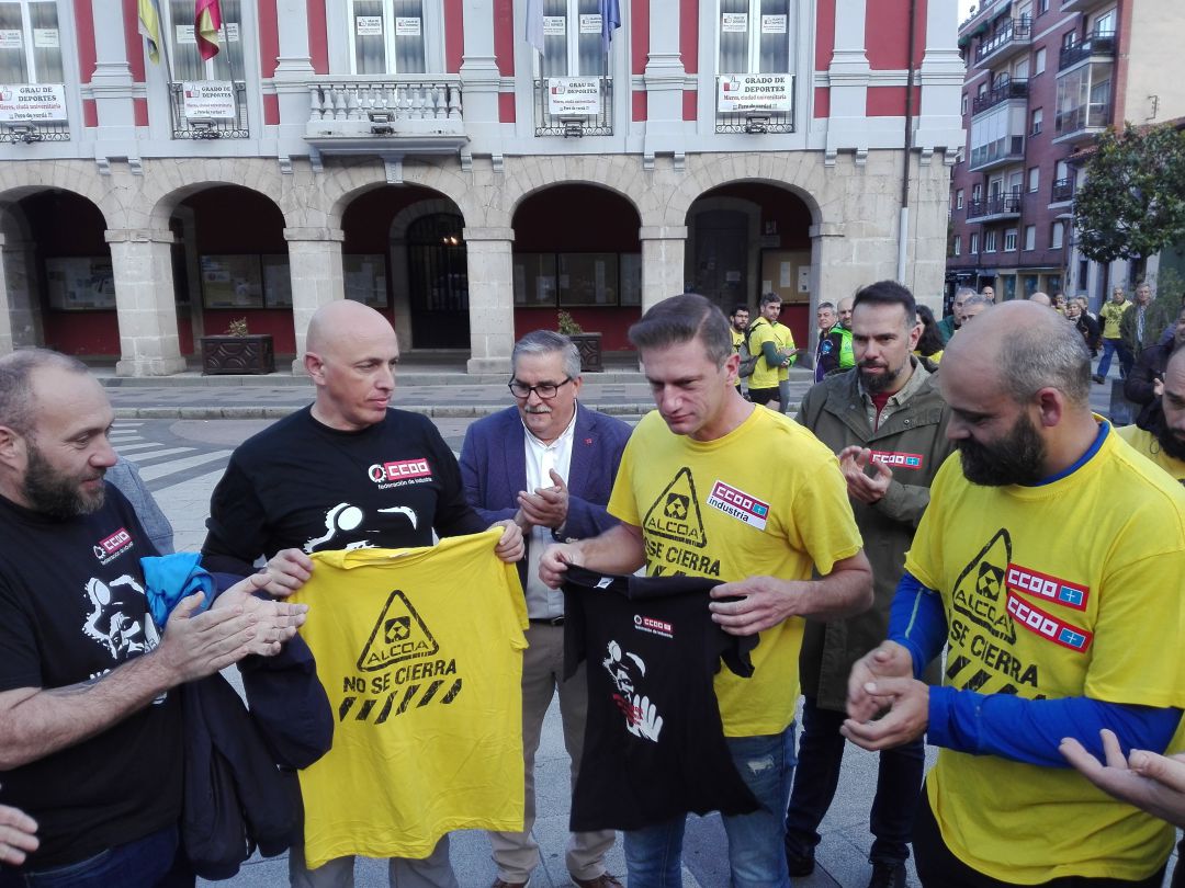 Trabajadores de Alcoa durante una de las etapas de la Marcha del Aluminio Trabajadores de Alcoa durante una de las etapas de la Marcha del Aluminio