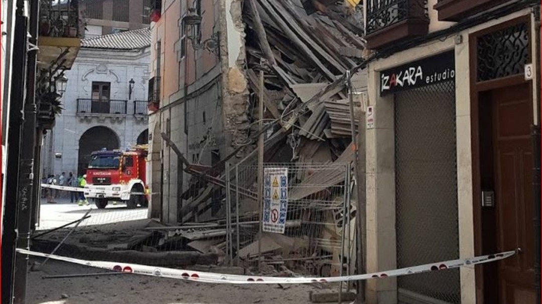 Desalojados cuatro bloques por el derrumbe parcial de un edificio en Elgoibar