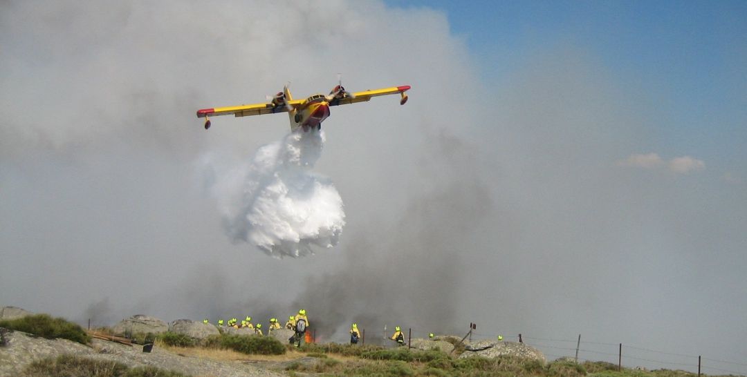 Hidroavión anfibio de extinción del MAGRAMA. Incendio. Hidroavión anfibio de extinción del MAGRAMA. Incendio.