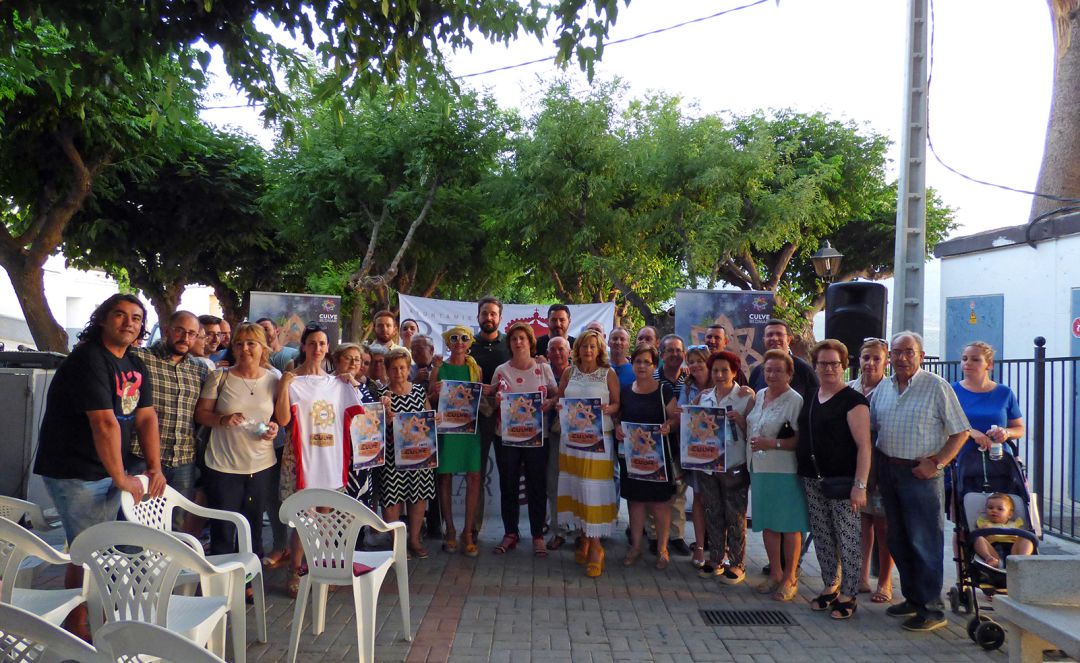 Foto de familia con alcalde, concejales y representantes de asociaciones y colectivos Foto de familia con alcalde, concejales y representantes de asociaciones y colectivos