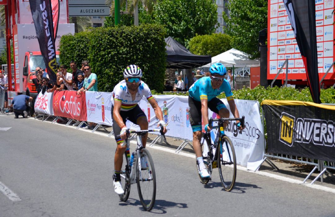 Alejandro Valverde y Luis León Sánchez tras pasar línea de meta Alejandro Valverde y Luis León Sánchez tras pasar línea de meta