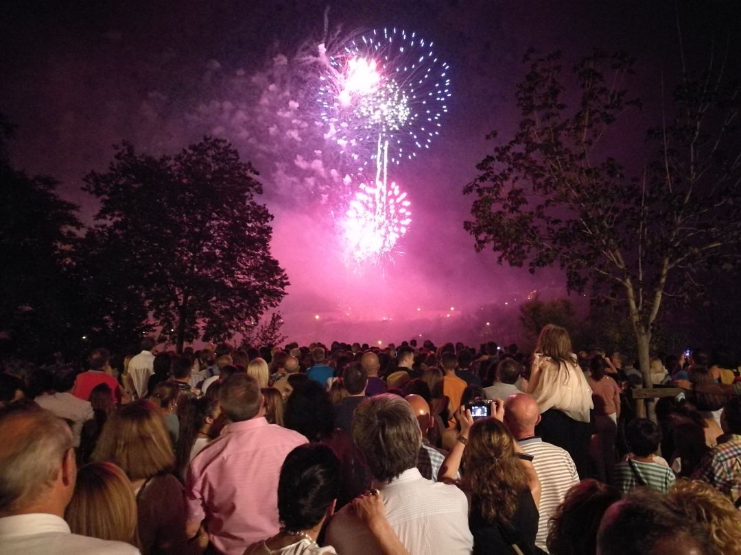Numeroso público disfrutó del castillo de fuegos artificiales desde el paseo del Salón Numeroso público disfrutó del castillo de fuegos artificiales desde el paseo del Salón