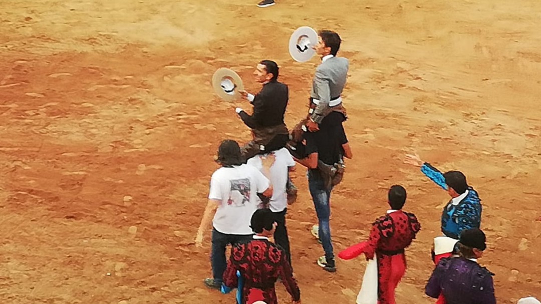 Ventura y Galán salen a hombros