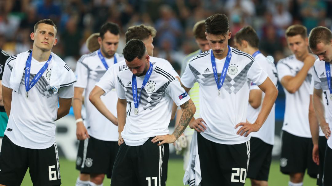 Los jugadores de Alemania, cabizbajos tras recibir la medalla de subcampeones Los jugadores de Alemania, cabizbajos tras recibir la medalla de subcampeones