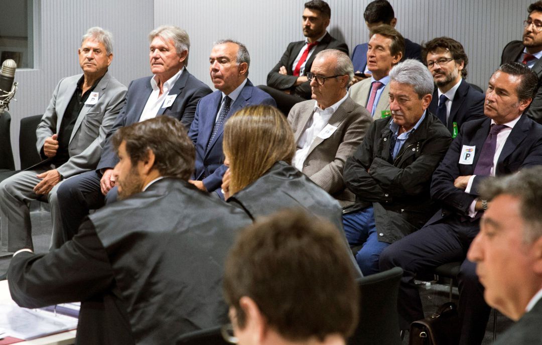 La Audiencia Nacional juzga desde este lunes al ex director general de la Caja de Ahorros del Mediterráneo (CAM) Roberto López Abad (3i), y otra decena de personas por administración desleal en operaciones supuestamente irregulares en el Caribe que habrían ocasionado un perjuicio de 28 millones. La Audiencia Nacional juzga desde este lunes al ex director general de la Caja de Ahorros del Mediterráneo (CAM) Roberto López Abad (3i), y otra decena de personas por administración desleal en operaciones supuestamente irregulares en el Caribe que habrían ocasionado un perjuicio de 28 millones.