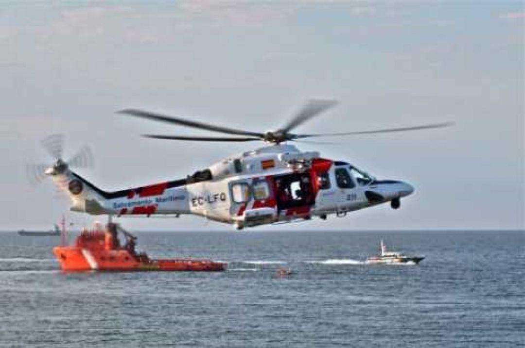 Imagen de archivo de unas maniobras de rescate del helicóptero y una lancha de Salvamento Marítimo Imagen de archivo de unas maniobras de rescate del helicóptero y una lancha de Salvamento Marítimo