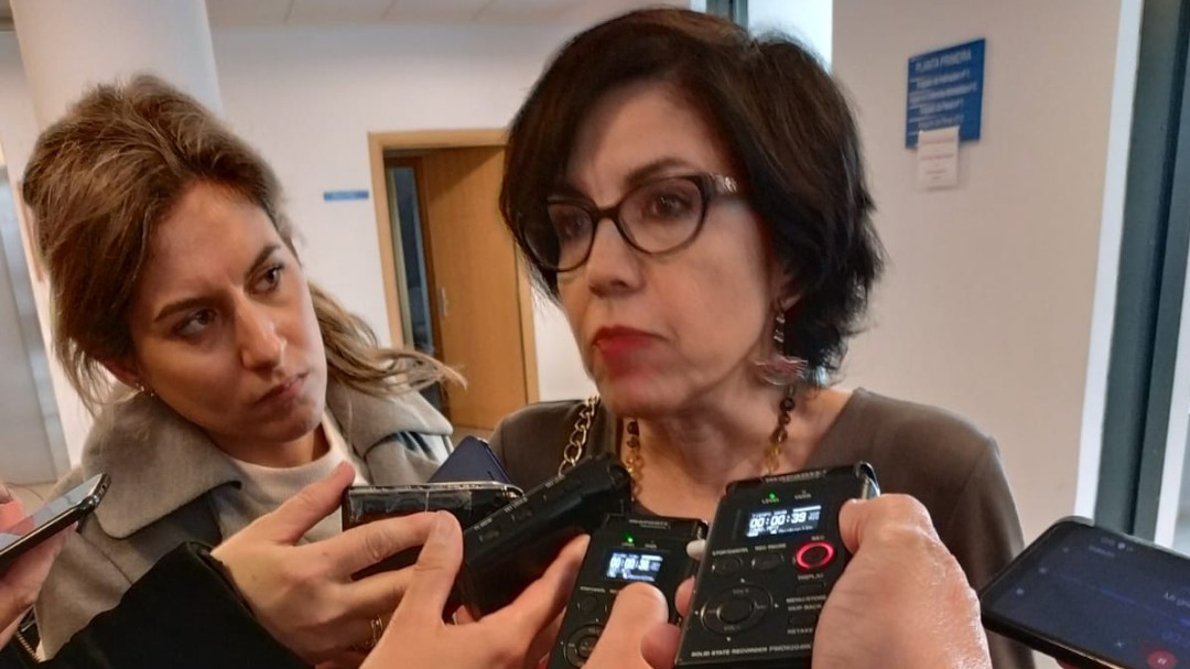 El abogado de Pilar de Lara espera que se lleve al pleno de este mes, sino en el de septiembre, el recurso presentado contra la sanción a la jueza de Lugo