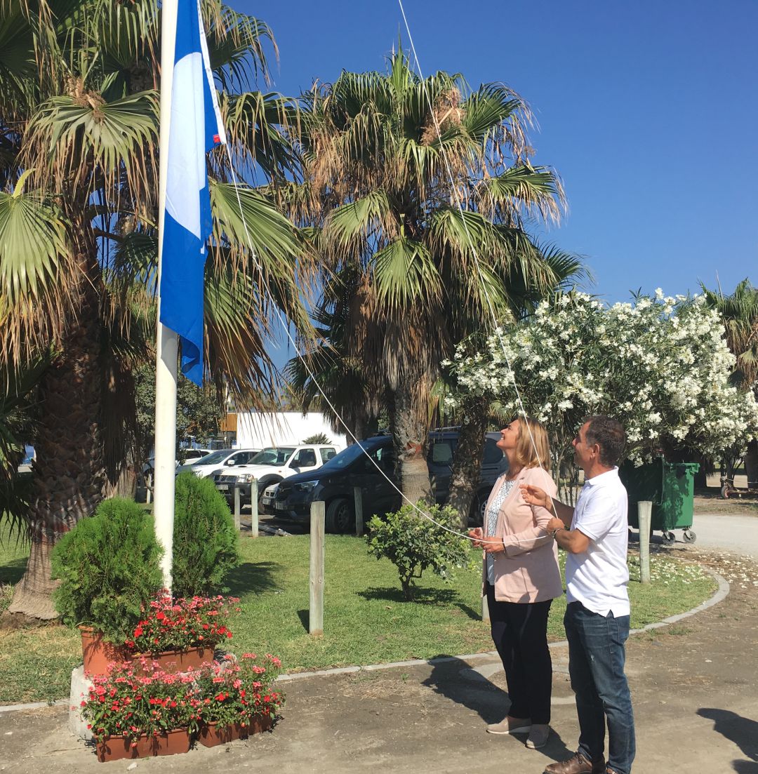 El concejal de turismo, Jose Lemos, y la alcaldesa de Motril, Luisa García Chamorro, izan la bandera Azul en Playa Granada El concejal de turismo, Jose Lemos, y la alcaldesa de Motril, Luisa García Chamorro, izan la bandera Azul en Playa Granada