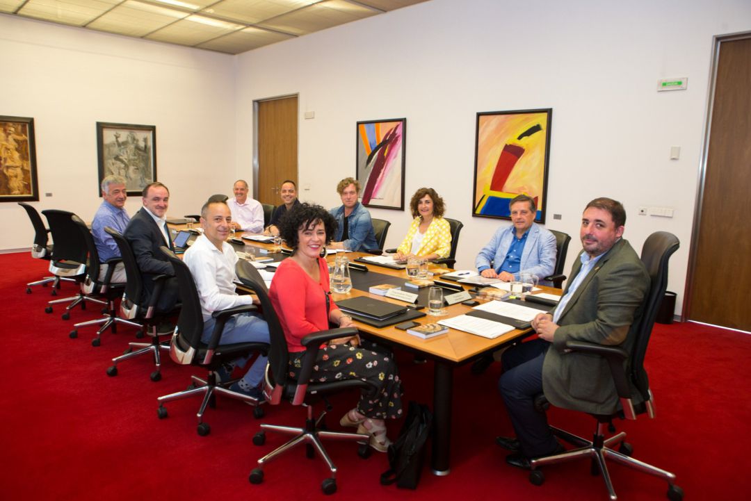 Reunión de la Mesa y Junta de Portavoces del Parlamento de Navarra Reunión de la Mesa y Junta de Portavoces del Parlamento de Navarra