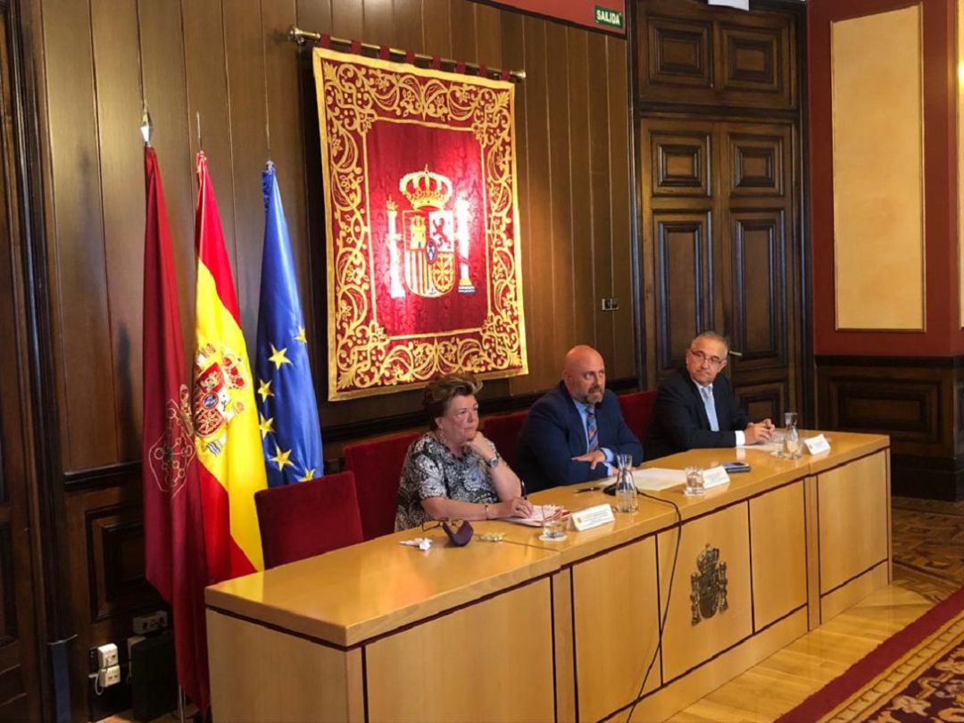 María José Beamount, la consejera de Presidencia, Función Pública, Justicia e Interior; José Luis Arasti, delegado del Gobierno y Enrique Maya alcal de Pamplona María José Beamount, la consejera de Presidencia, Función Pública, Justicia e Interior; José Luis Arasti, delegado del Gobierno y Enrique Maya alcal de Pamplona