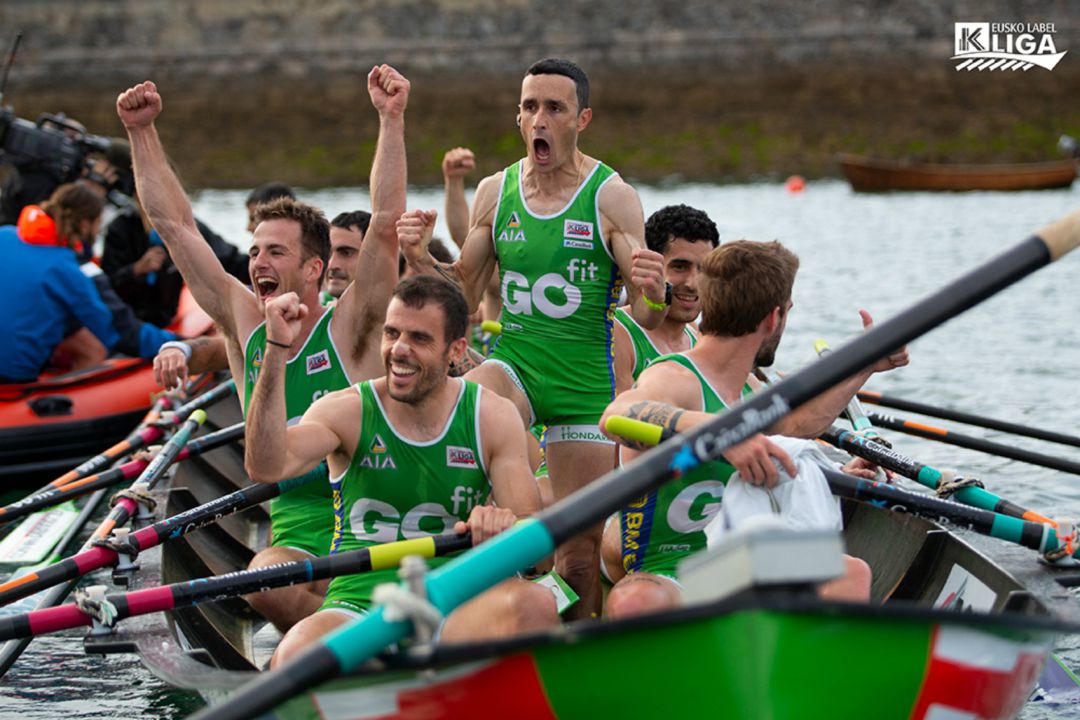 Los remeros de Hondarribia celebran su triunfo en Santander Los remeros de Hondarribia celebran su triunfo en Santander
