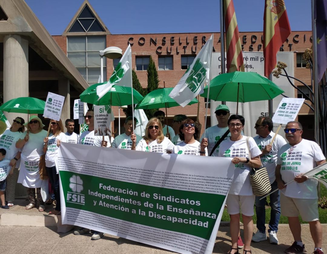 FSIE exige a la Conselleria de Educación que pare los despidos FSIE exige a la Conselleria de Educación que pare los despidos
