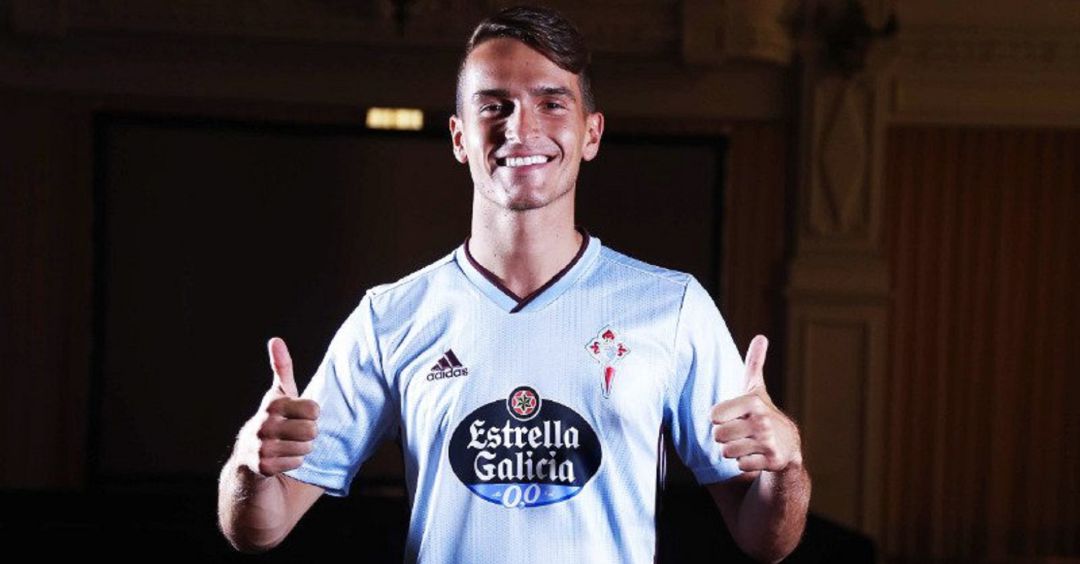 Denis Suárez posa con la elástica celeste Denis Suárez posa con la elástica celeste