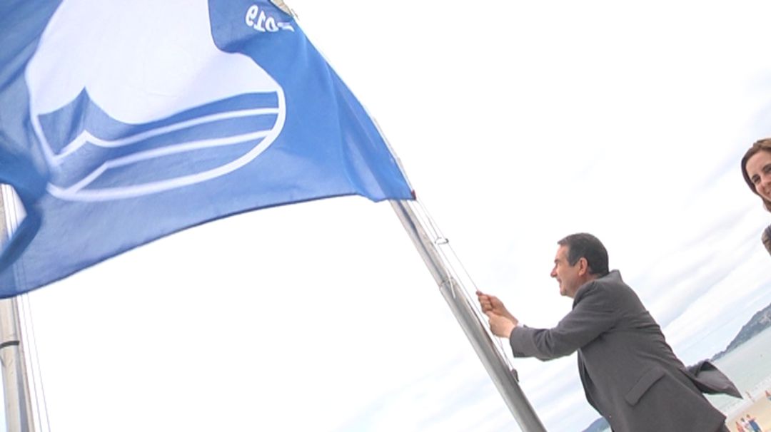 Abel Caballero iza la bandera azul en Samil Abel Caballero iza la bandera azul en Samil