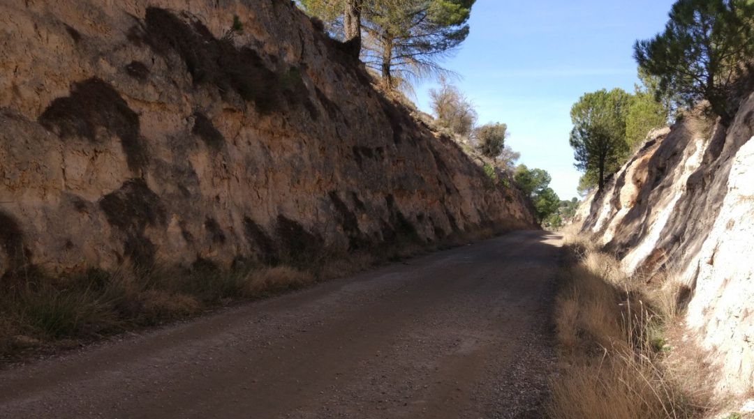 Parte del trazado de la Vía Negrín a su paso por el tramo de Belinchón a Tarancón, en la provincia de Cuenca. Parte del trazado de la Vía Negrín a su paso por el tramo de Belinchón a Tarancón, en la provincia de Cuenca.