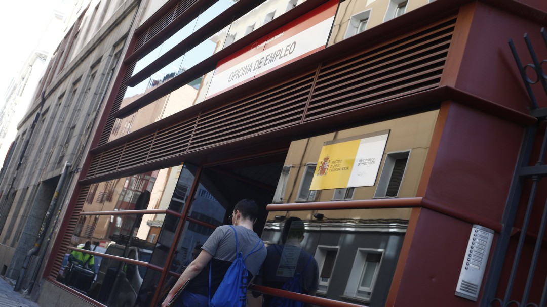 Los sindicatos, menos optimistas que la patronal: "La creación de empleo se está desacelerando"