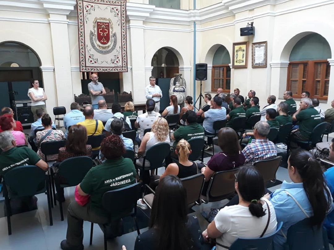 El alcalde de Guadix ha dado la bienvenida a otros 54 personas de los Planes de Empleo que prestarán sus servicios durante seis meses. El alcalde de Guadix ha dado la bienvenida a otros 54 personas de los Planes de Empleo que prestarán sus servicios durante seis meses.