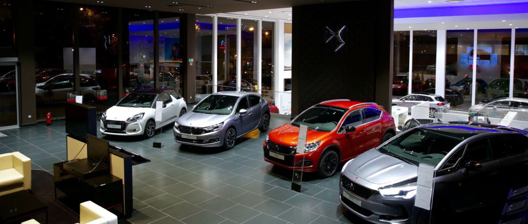 Varios coches en un concesionario. Varios coches en un concesionario.