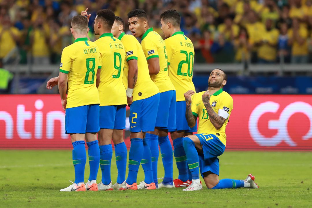 Dani Alves reza antes del tiro libre ejecutado por Messi. Dani Alves reza antes del tiro libre ejecutado por Messi.