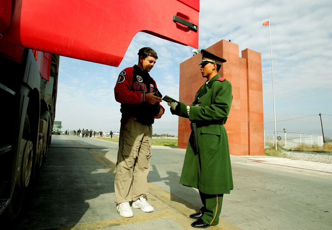 Control de pasaportes en la región de Xinjiang Control de pasaportes en la región de Xinjiang