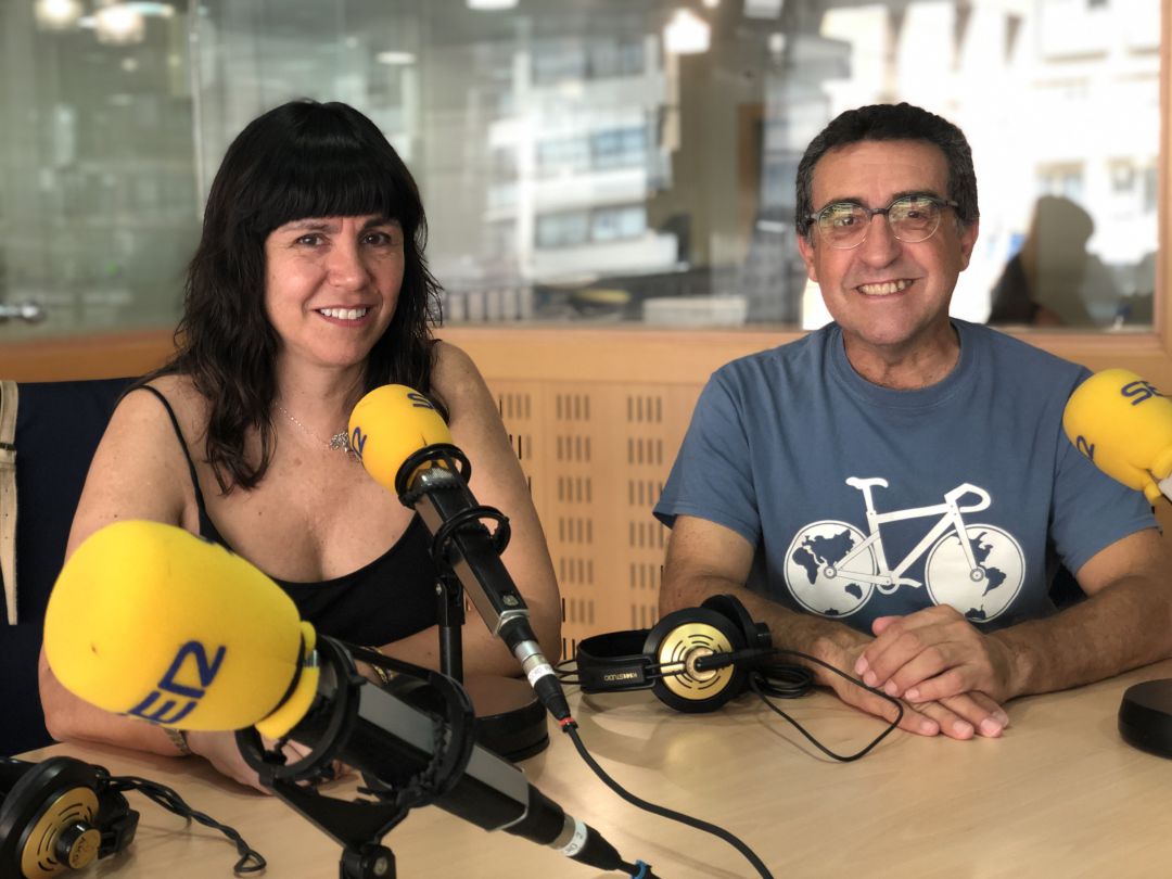 Cristina Arana i Albert Tudela, dues persones que fan un mentoratge a una persona refugiada Cristina Arana i Albert Tudela, dues persones que fan un mentoratge a una persona refugiada