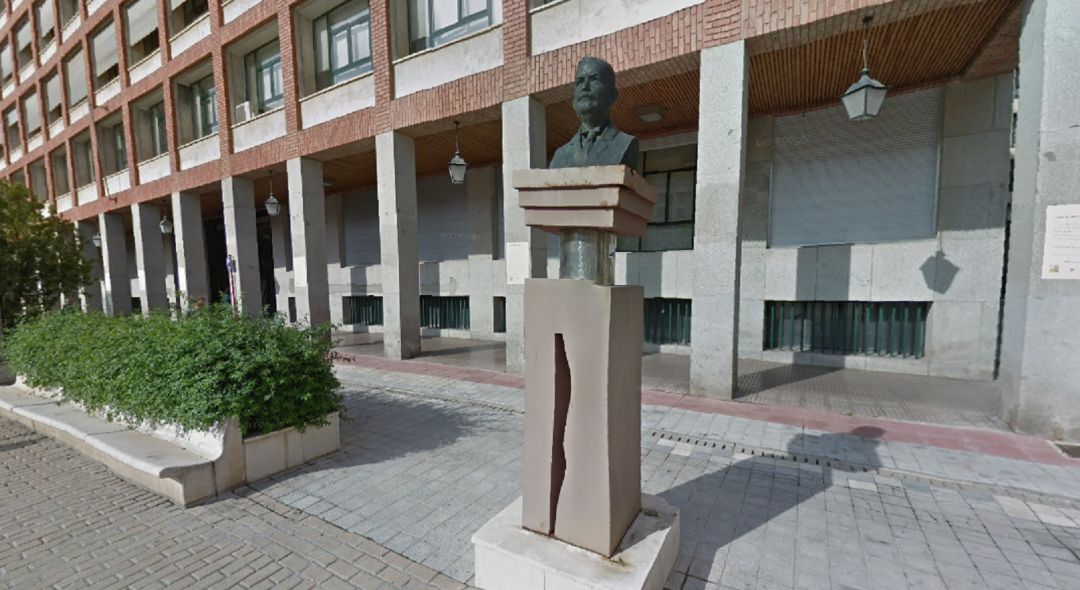 Ganemos exigirá la retirada del busto de Abilio Calderón de la Plaza de los Juzgados Ganemos exigirá la retirada del busto de Abilio Calderón de la Plaza de los Juzgados