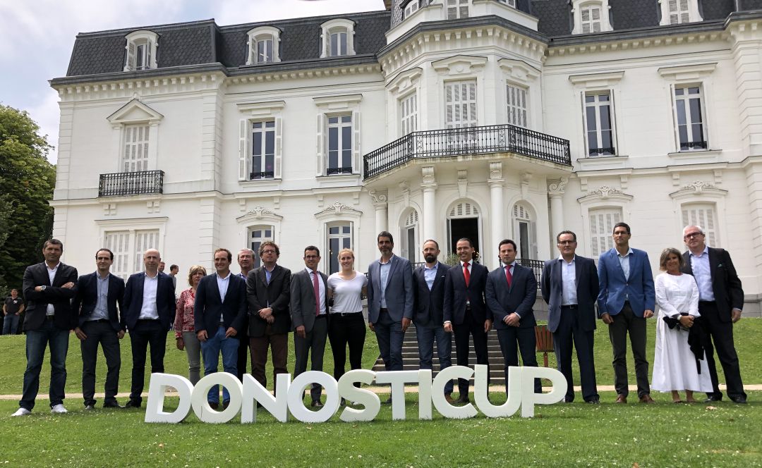 Organizadores y patrocinadores posan delante de la casa de la paz en el palacio de Aiete Organizadores y patrocinadores posan delante de la casa de la paz en el palacio de Aiete