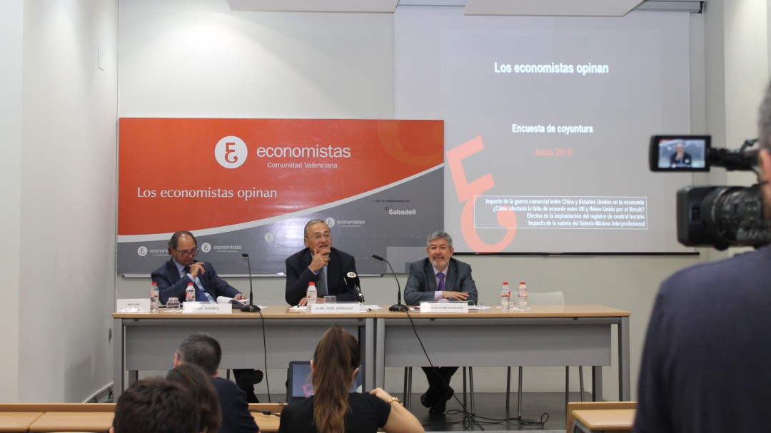 Los economistas creen que la economía está un poco mejor que hace seis meses