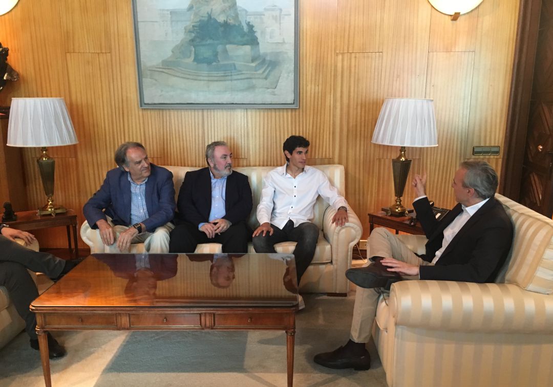El futbolista zaragozano campeón del Europeo SUB 21, Jesús Vallejo, en la recepción esta tarde en el Ayuntamiento. El futbolista zaragozano campeón del Europeo SUB 21, Jesús Vallejo, en la recepción esta tarde en el Ayuntamiento.