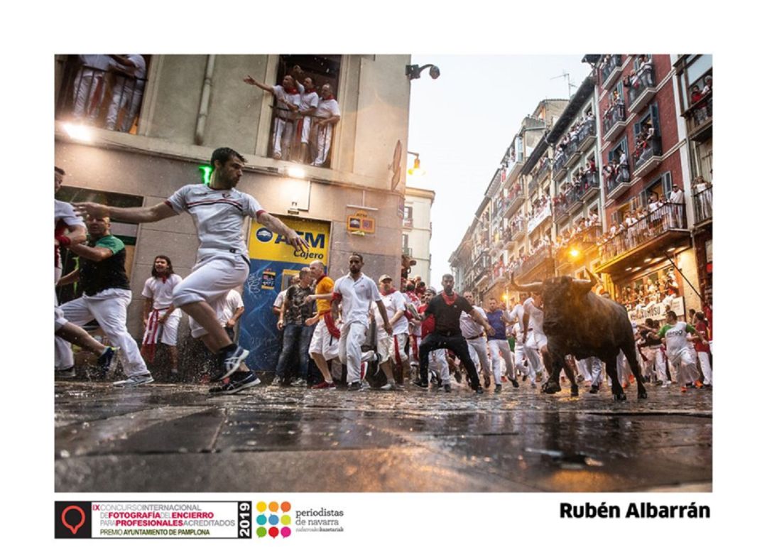 El yunqueraño (Guadalajara) Rubén Albarrán gana el Premio Internacional de Fotografía del encierro de San Fermín: El yunqueraño Rubén Albarrán gana el Premio Internacional de Fotografía de San Fermín El yunqueraño (Guadalajara) Rubén Albarrán gana el Premio Internacional de Fotografía del encierro de San Fermín: El yunqueraño Rubén Albarrán gana el Premio Internacional de Fotografía de San Fermín