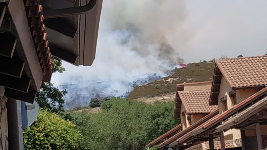 Incendio forestal en Navalafuente, municipio de la ladera sur de la Sierra de Guadarrama