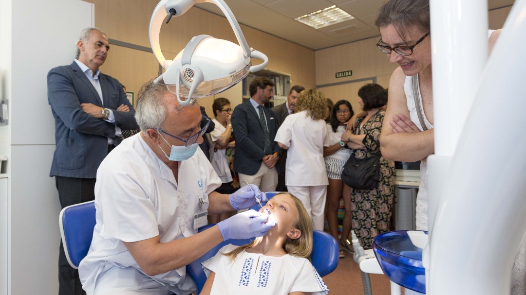 El consejero de Sanidad destaca en Leganés los tratamientos dentales públicos