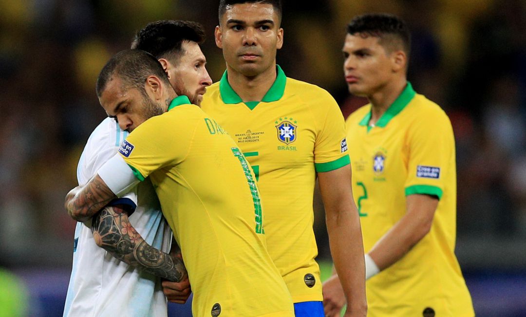 Leo Messi y Dani Alves se saludan tras el partido Leo Messi y Dani Alves se saludan tras el partido