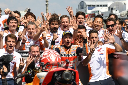 Marc Márquez celebra con su equipo la novena victoria consecutiva en Sachsenring Marc Márquez celebra con su equipo la novena victoria consecutiva en Sachsenring