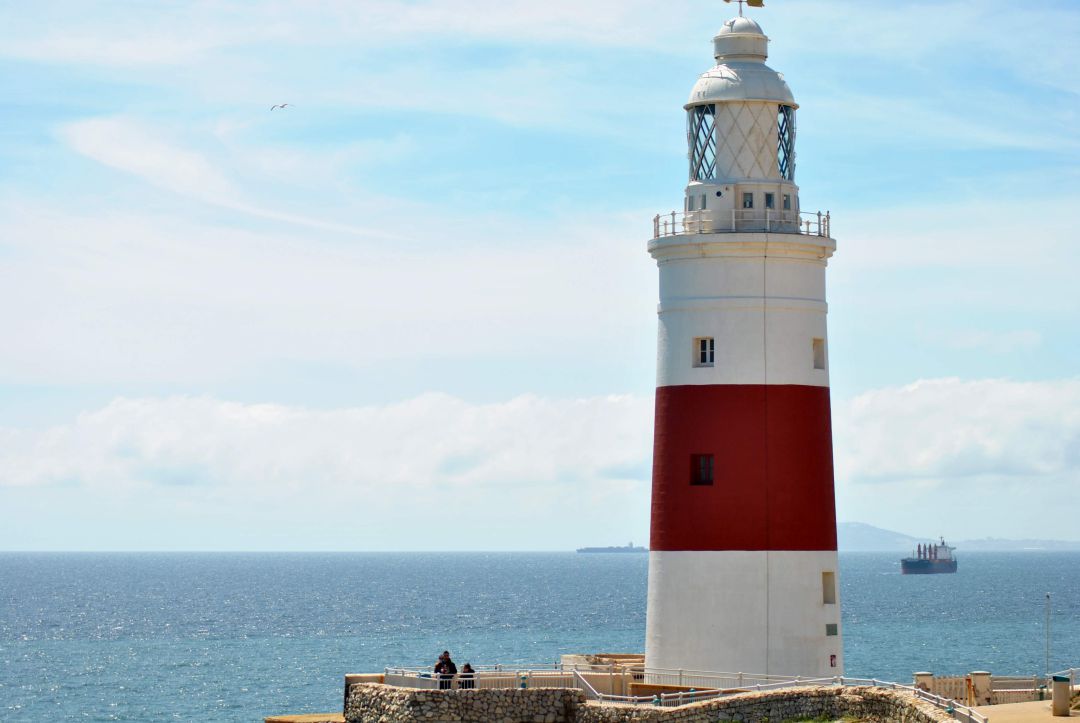 Faro de Punta Europa en Gibraltar con un buque al fondo Faro de Punta Europa en Gibraltar con un buque al fondo