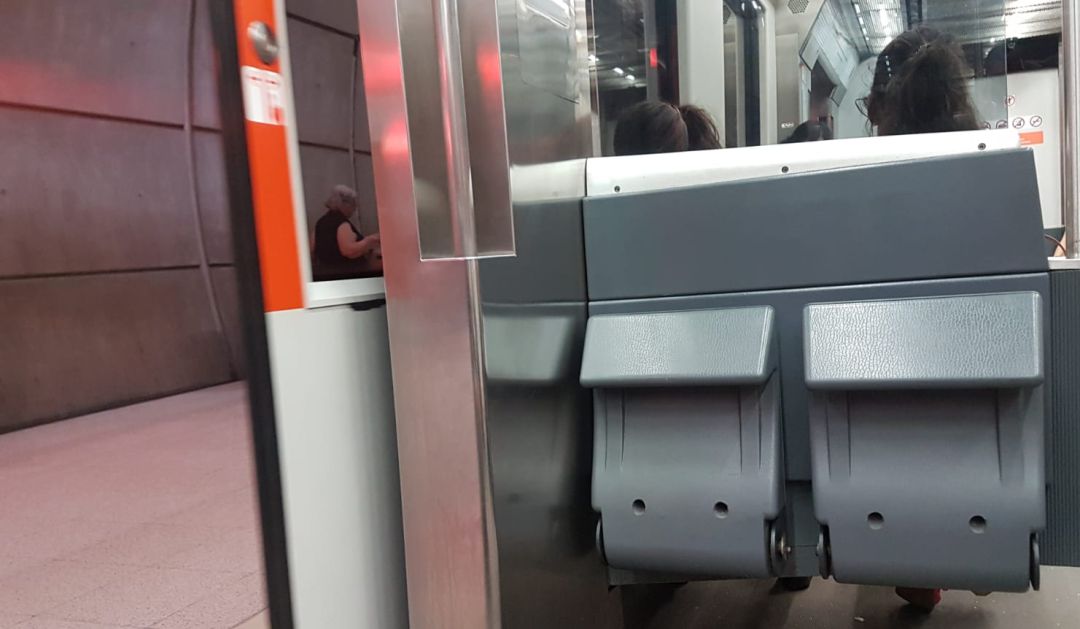 Metro Bilbao retirará los asientos abatibles grises de sus trenes Metro Bilbao retirará los asientos abatibles grises de sus trenes
