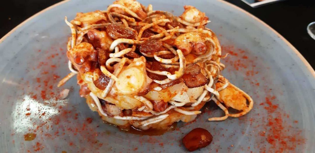 Delicioso milhoja de pulpo y gulas Delicioso milhoja de pulpo y gulas