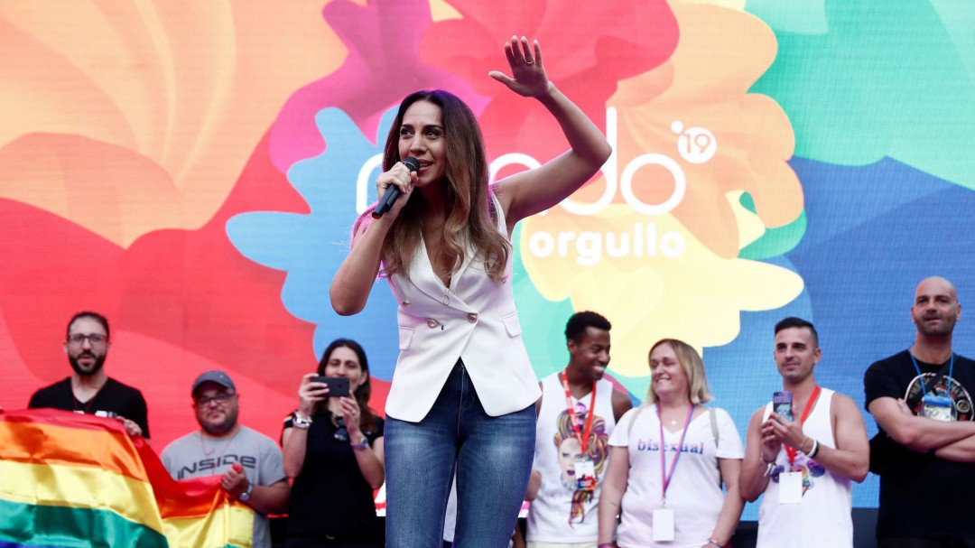 Arranca el Orgullo: Mónica Naranjo 'a capella' y gritos de "¡Que vuelva Carmena!"
