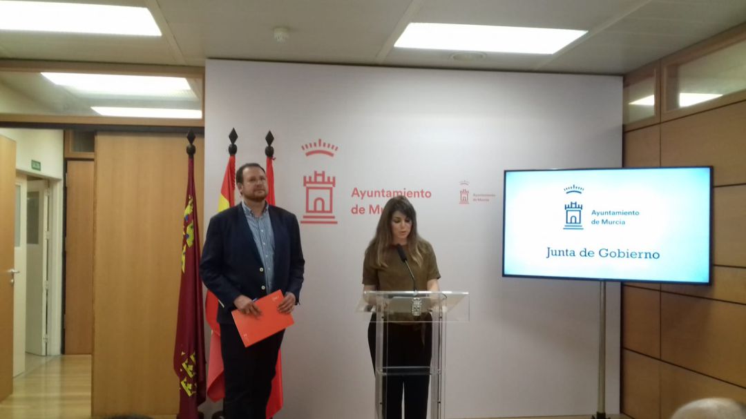 Los concejales Rebeca Pérez y José Guillen, durante la comparecencia tras la Junta de Gobierno del Ayuntamiento Los concejales Rebeca Pérez y José Guillen, durante la comparecencia tras la Junta de Gobierno del Ayuntamiento