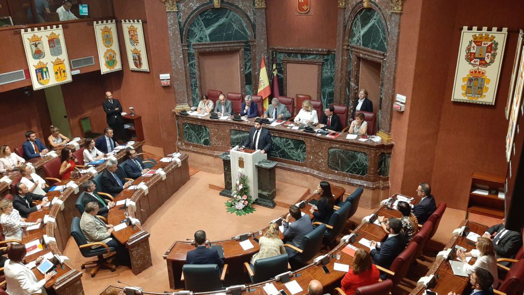 Fernando López Miras se dirige a la Asamblea Regional minutos antes de la segunda votación sobre su investidura Fernando López Miras se dirige a la Asamblea Regional minutos antes de la segunda votación sobre su investidura