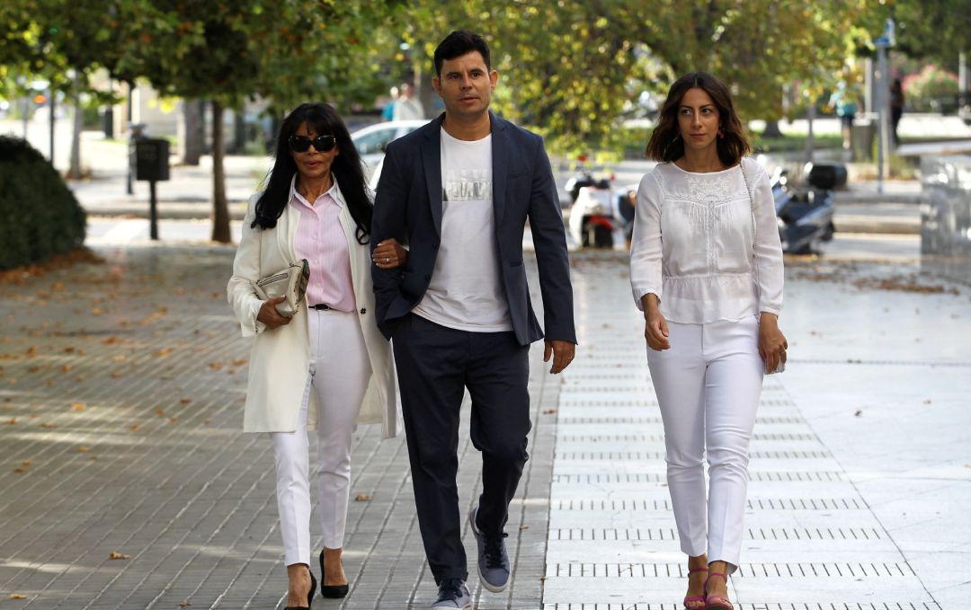 Javier Sánchez, junto a su madre y su pareja, a su llegada a la Ciudad de la Justicia Javier Sánchez, junto a su madre y su pareja, a su llegada a la Ciudad de la Justicia
