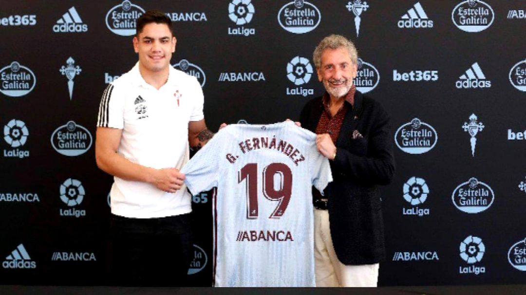 Gabriel Fernández posa con su nueva camiseta a lado del presidente del Celta, Carlos Mouriño Gabriel Fernández posa con su nueva camiseta a lado del presidente del Celta, Carlos Mouriño