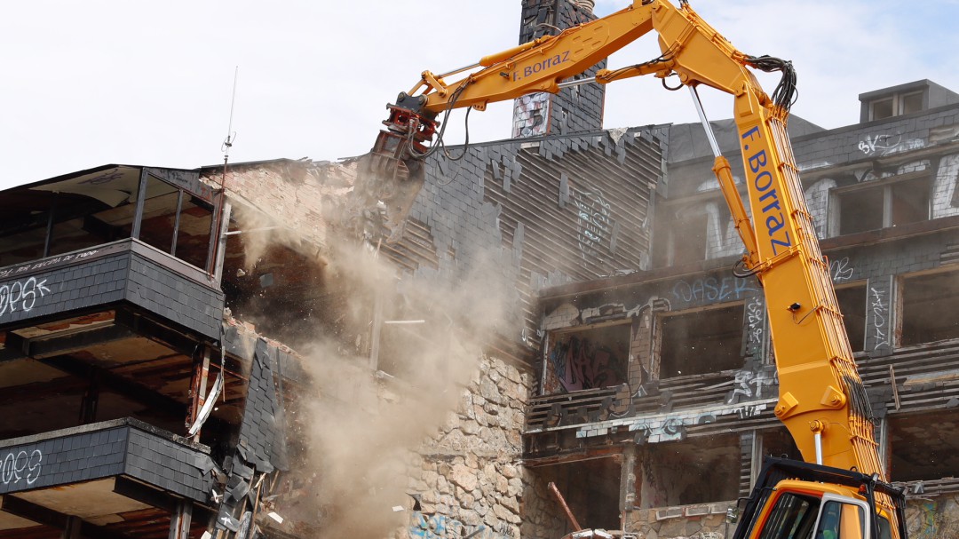 La Comunidad derriba el histórico edificio del Club Alpino Guadarrama
