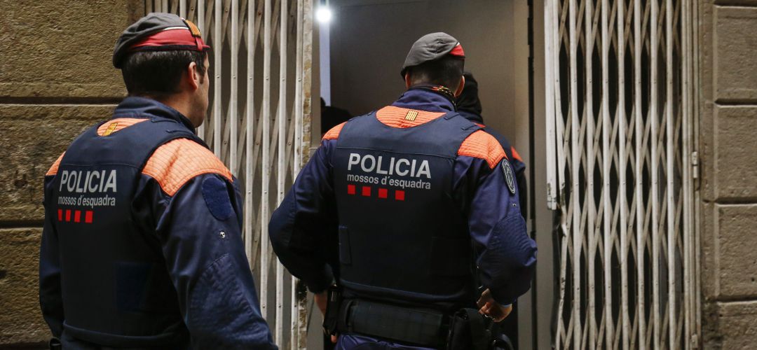 Los Mossos d`Escuadra detuieron al camionero de Pinto como presunto autor del incendio. Los Mossos d`Escuadra detuieron al camionero de Pinto como presunto autor del incendio.