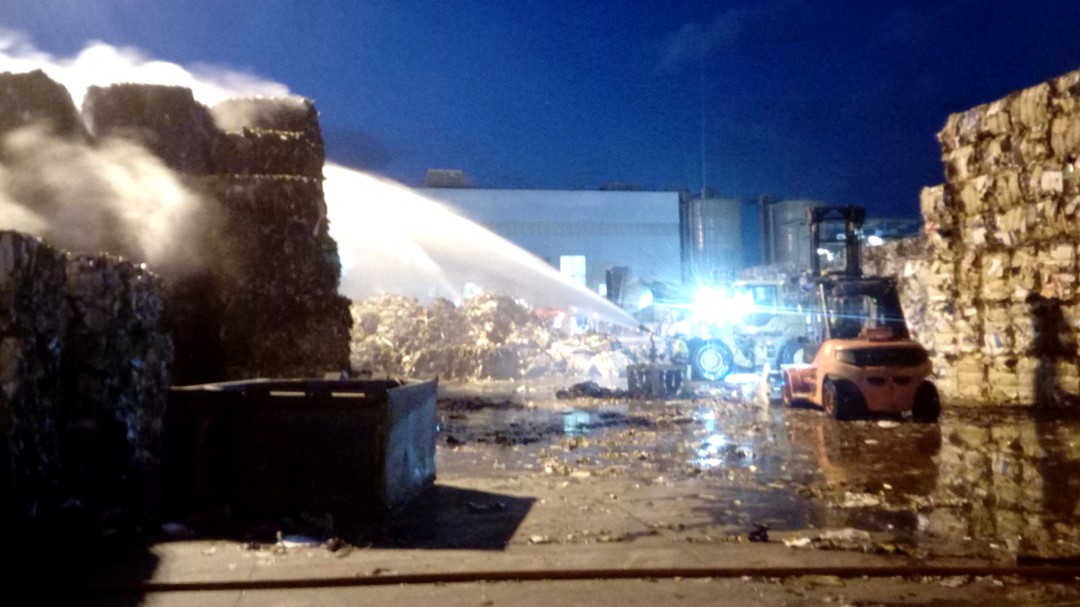 Controlado el incendio en International Papel donde han ardido 6.000 m3 de papel
