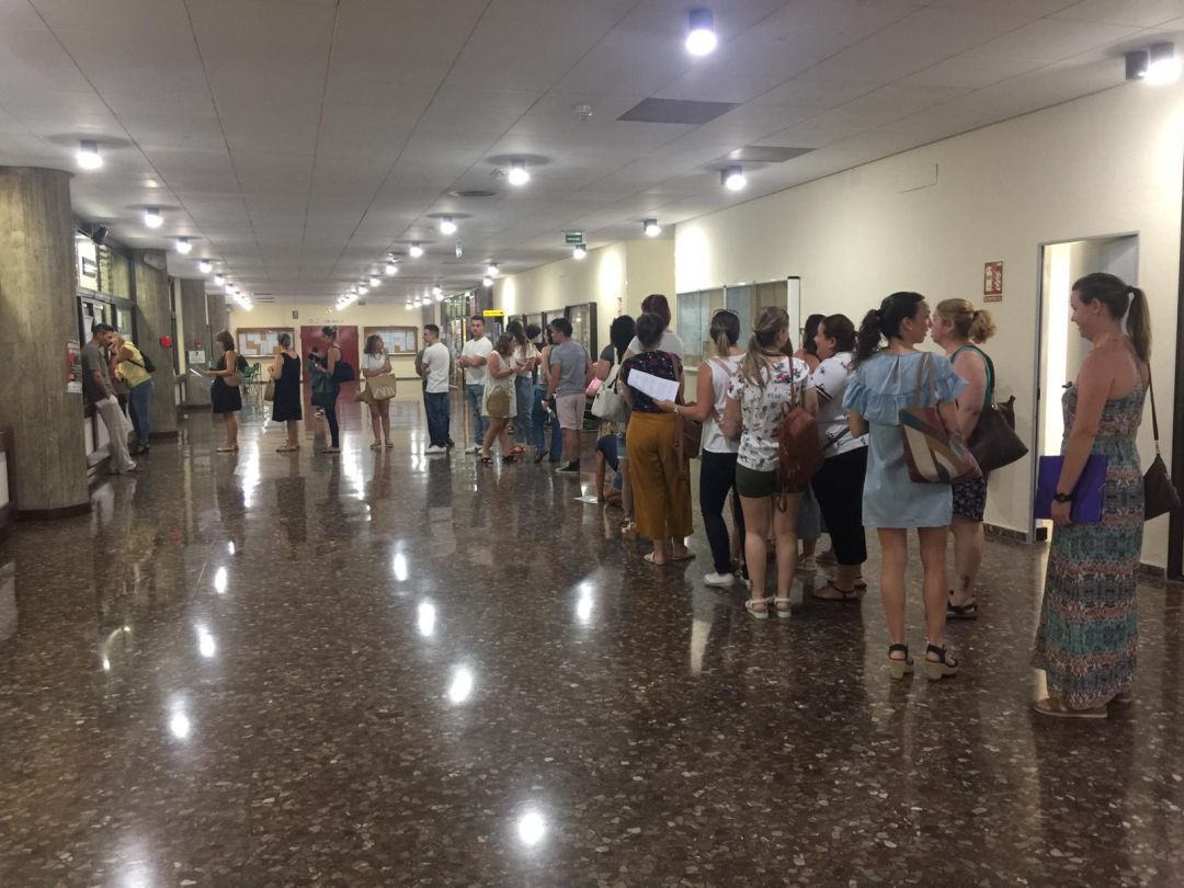 Aspirantes a una plaza de maestros protestan por el resultado de sus notas Aspirantes a una plaza de maestros protestan por el resultado de sus notas